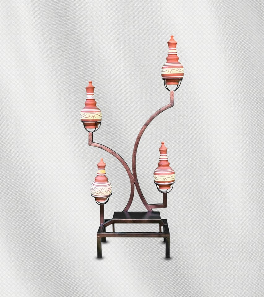 ضف لمسة تراثية لمنزلك مع استاند القلل المصري 4 قطع. فخار طبيعي، تصميم أنيق يحافظ على طعم الطعام ويزين مطبخك.