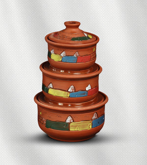 لفخارية الريفي. توزيع حرارة متساوٍ، يحافظ على عصارة الطعام والنكهة، تصميم تقليدي أنيق للمطبخ.