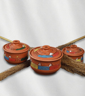 لفخارية الريفي. توزيع حرارة متساوٍ، يحافظ على عصارة الطعام والنكهة، تصميم تقليدي أنيق للمطبخ.
